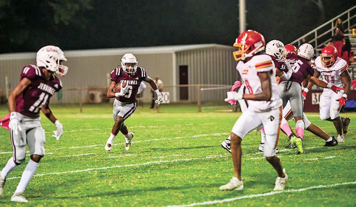 Dogs win nailbiter, 30-28