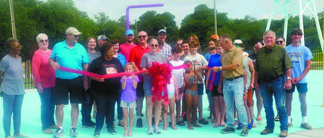 	Splash pad ribbon cutting held