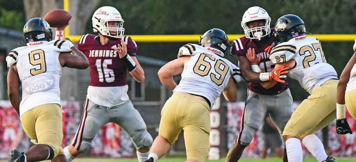 Leesville rallies for 32-14 win over Bulldogs